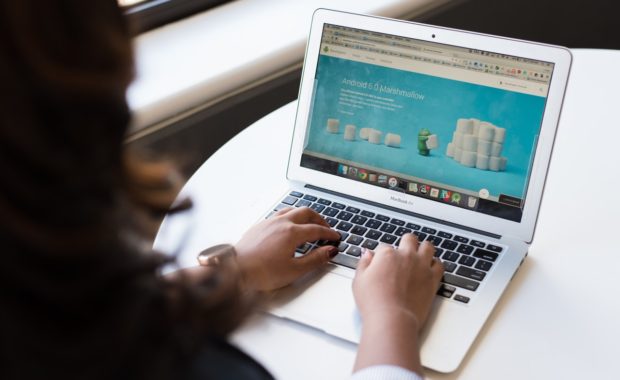 woman-sitting-near-table-using-macbook-1181449-620x380-1